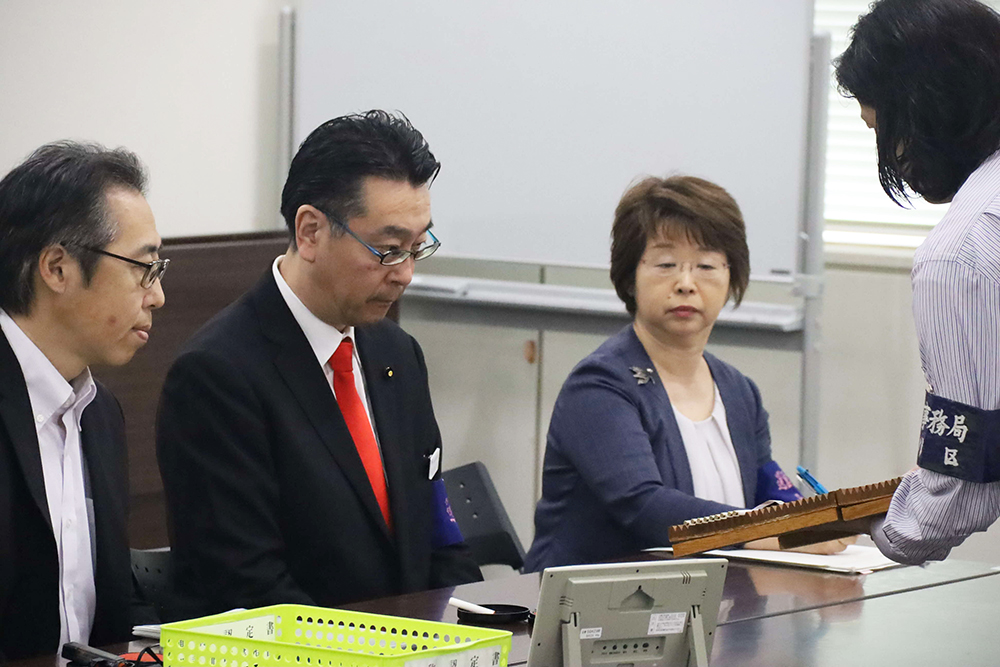 くじの確認をする選挙管理委員会委員長の画像