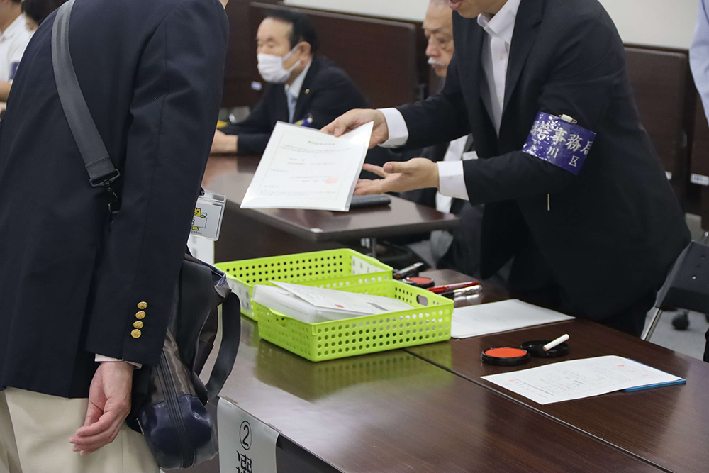 確認した書類を返却している様子の画像