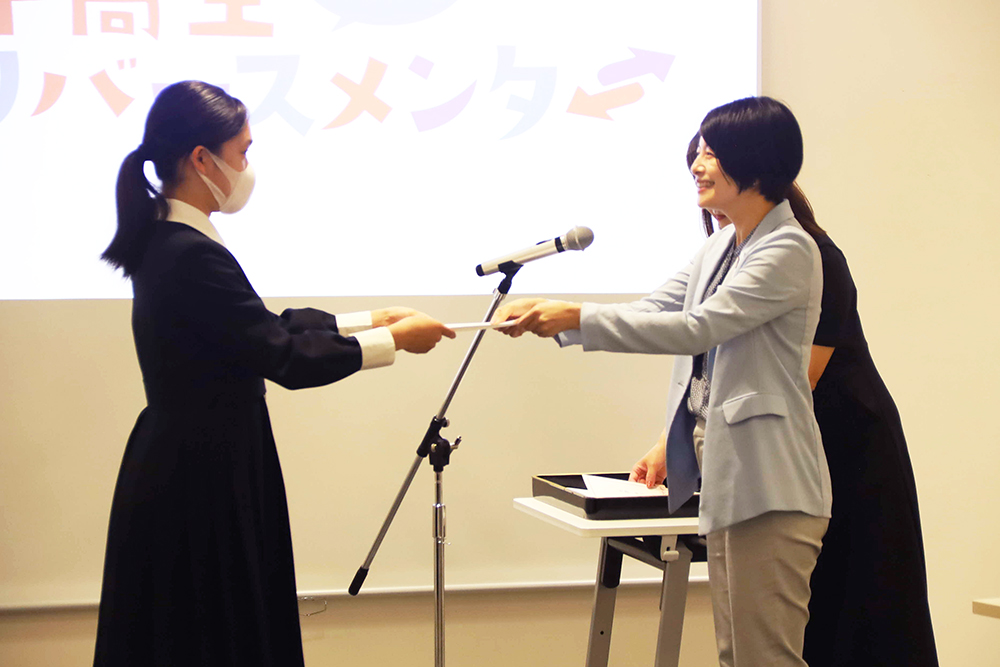 委嘱状を渡す森澤区長の画像