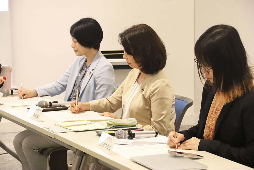 話を聞く森澤区長たちの画像