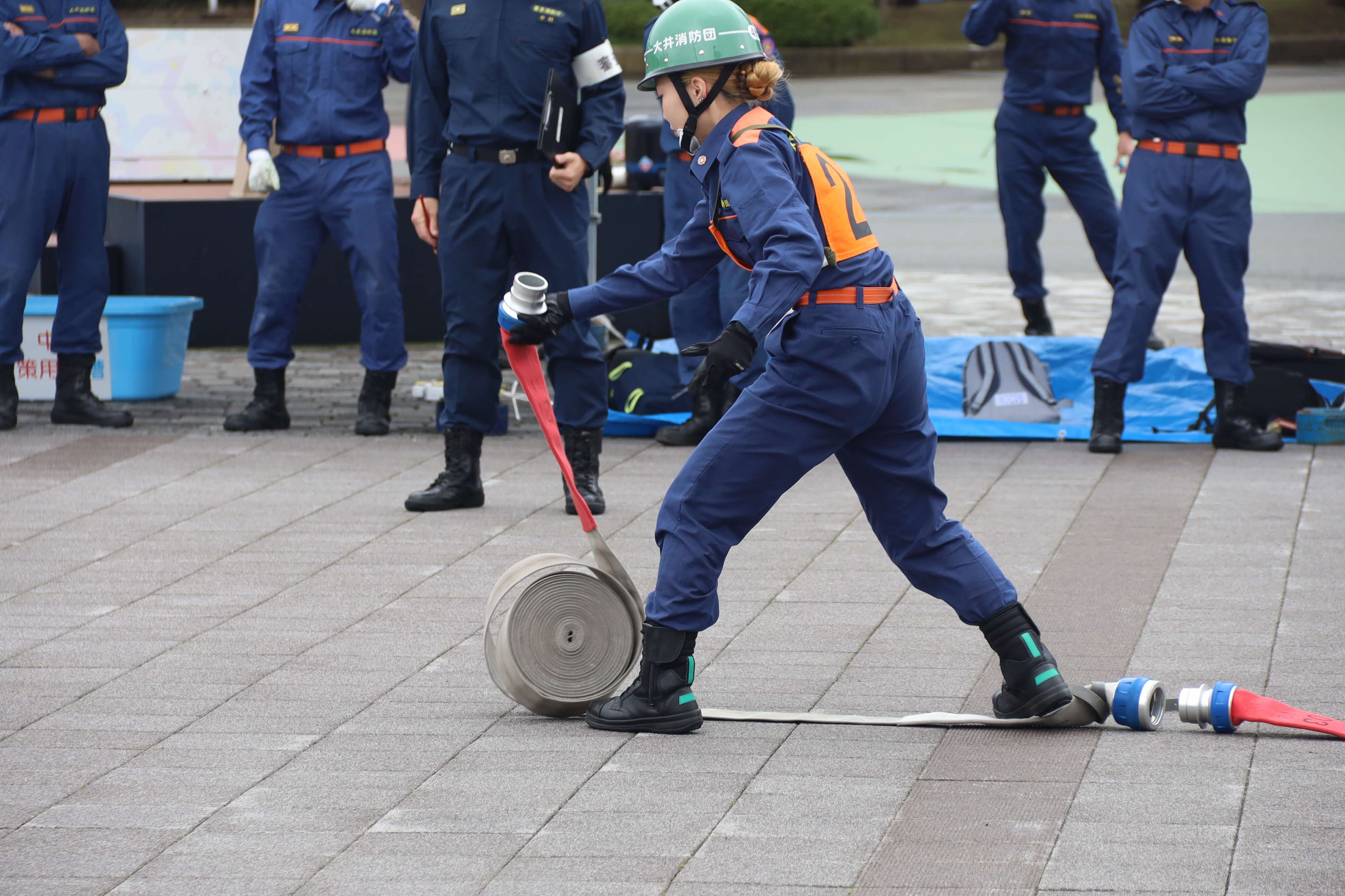 ホースを伸ばす団員の画像