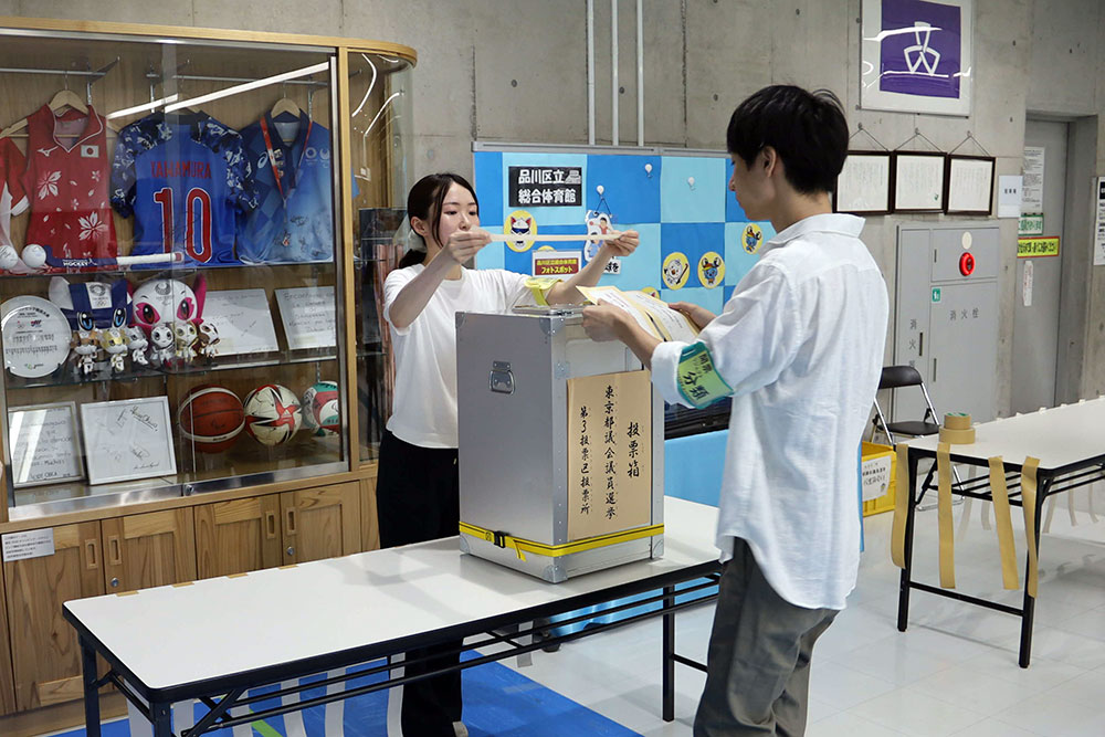 投票箱に封をする写真
