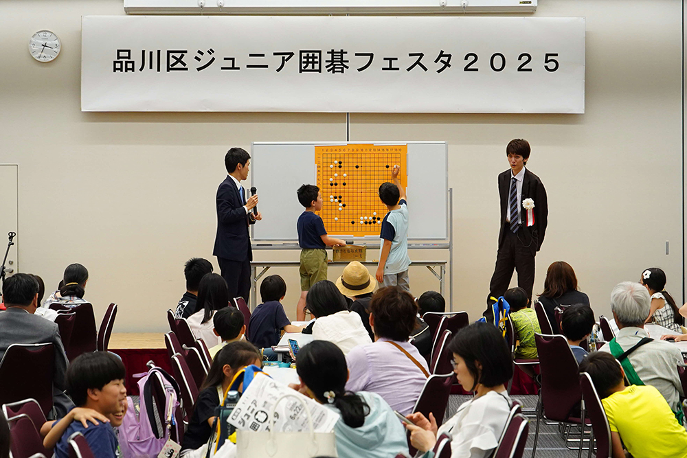 プロ棋士と対戦者が決勝戦解説をする画像