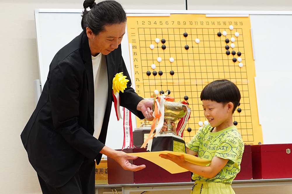 Cクラス優勝者にトロフィーが贈呈される様子