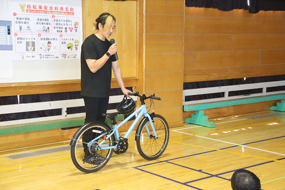 自転車に乗る前の点検について話す講師の画像