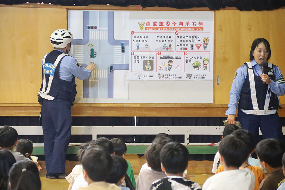 交通安全について話す警官の画像