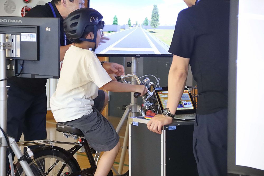 自転車シミュレーターを体験する様子の画像