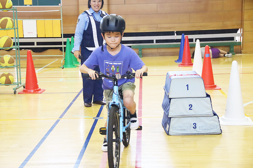 自転車に乗る子どもの画像