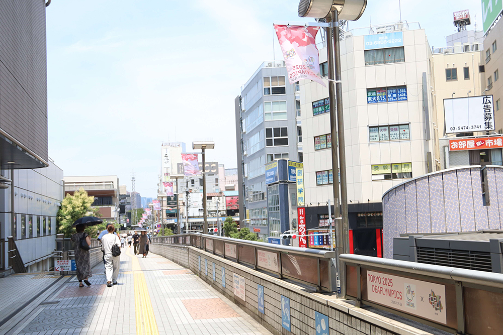 大井町駅前に設置されたフラッグとステッカーの画像