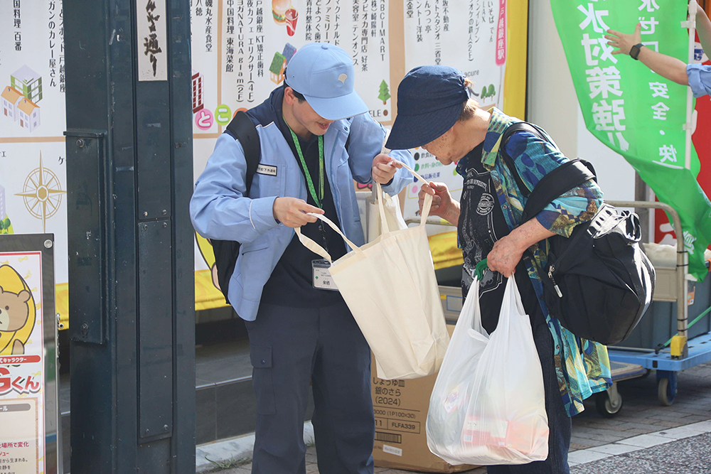 通行人に啓発物品を手渡す職員の写真