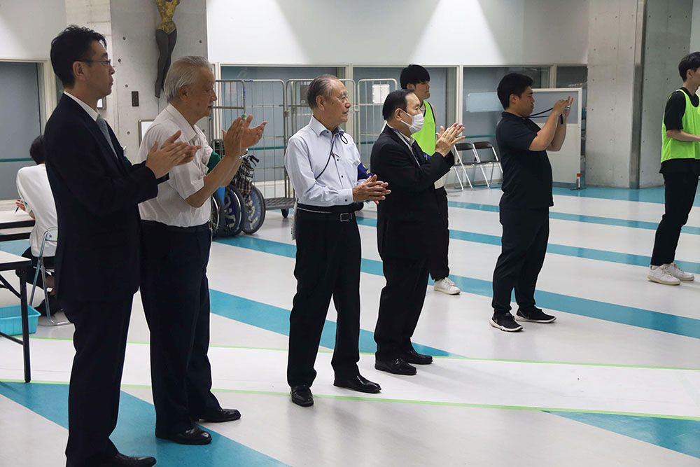 投票箱搬入を見守る委員の写真