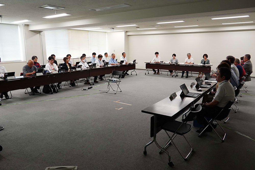 報告と審議の写真