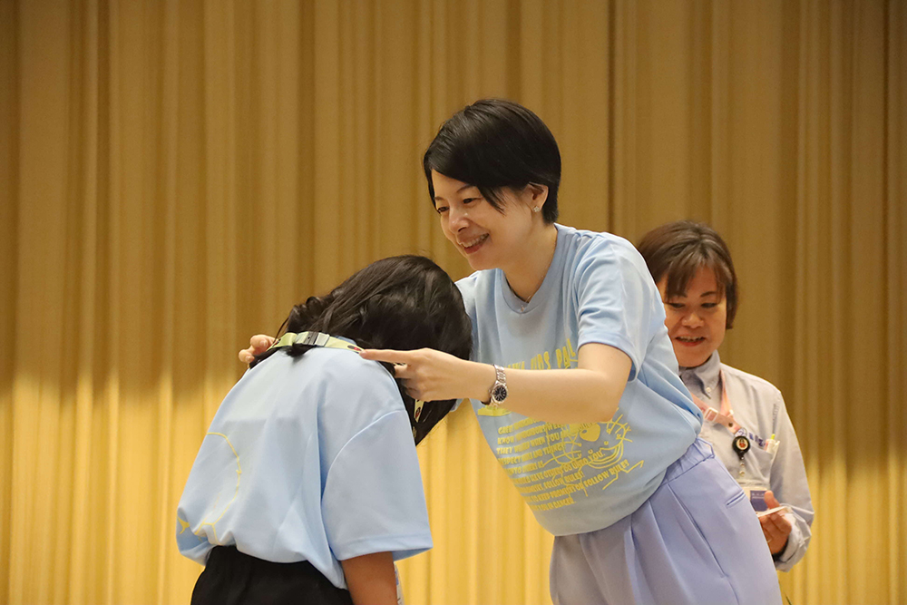 隊員に隊員証を渡す森澤区長の写真