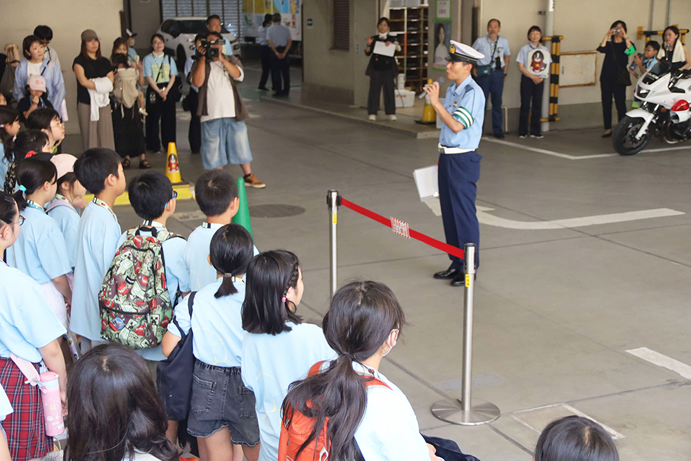 大崎警察署交通課長が隊員に講話をしている写真