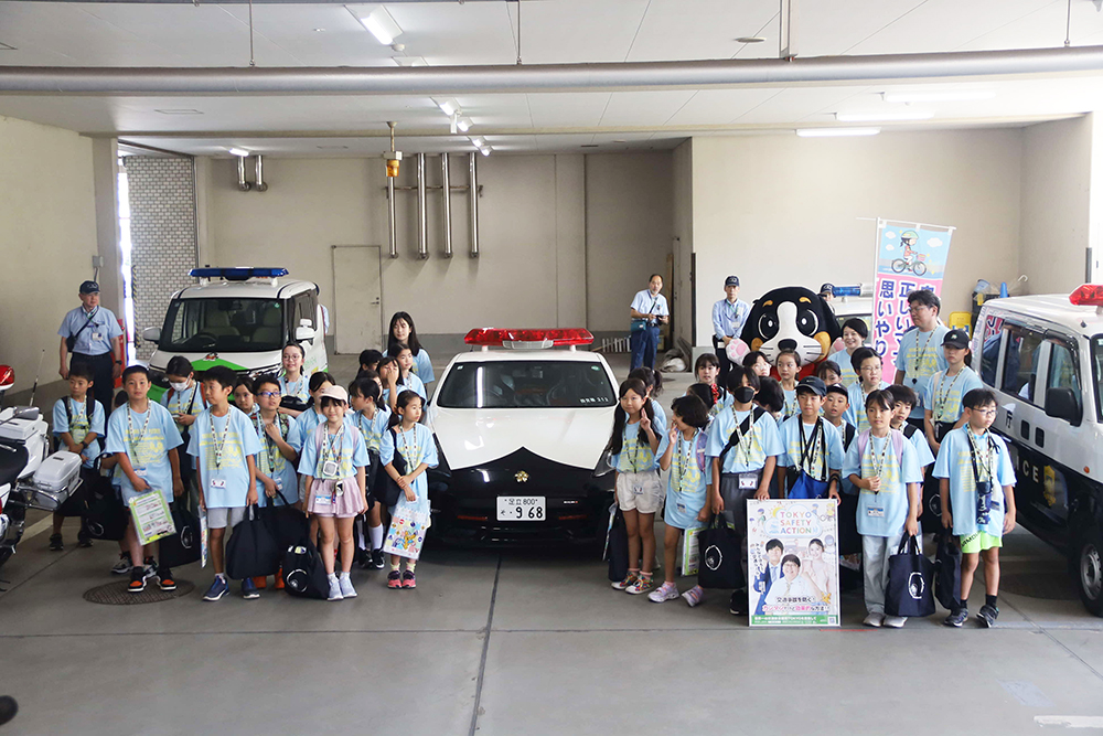 警察車両を囲んでの集合写真