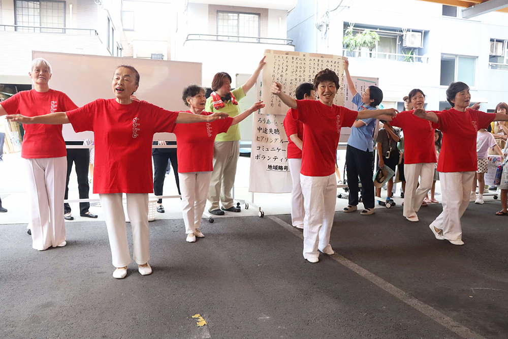 手話ダンスを踊るグループの画像