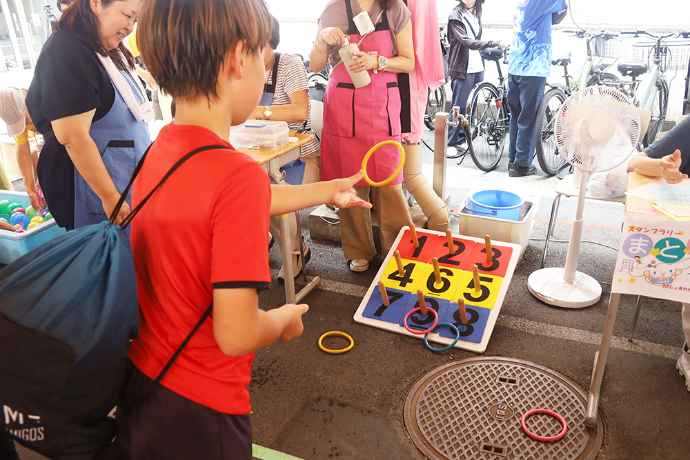 輪投げで遊ぶ子どもの画像