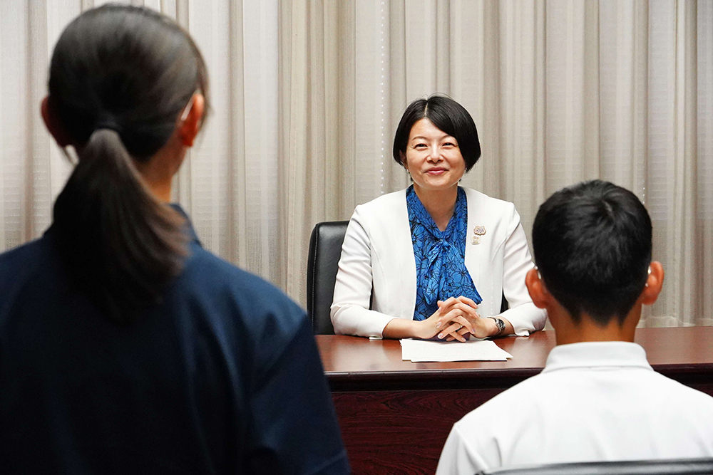 参加者の意気込みを聴く区長の画像
