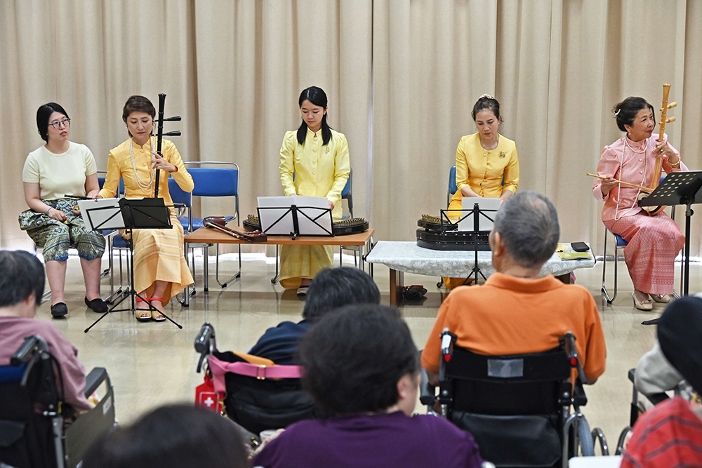 タイの楽器演奏をする様子