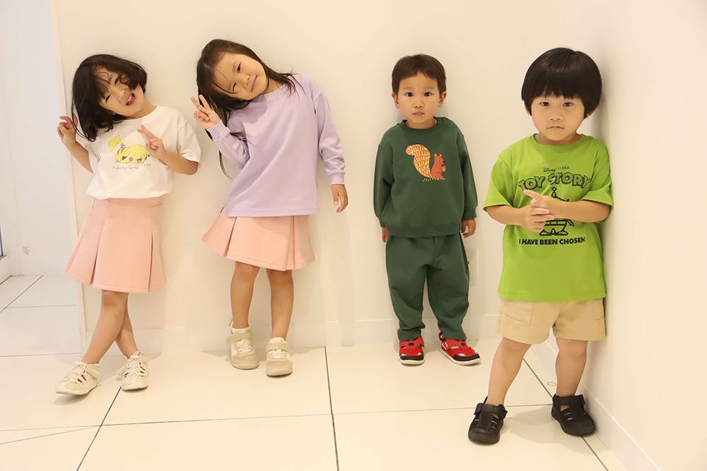 選んだ洋服を試着した子どもたちのが画像