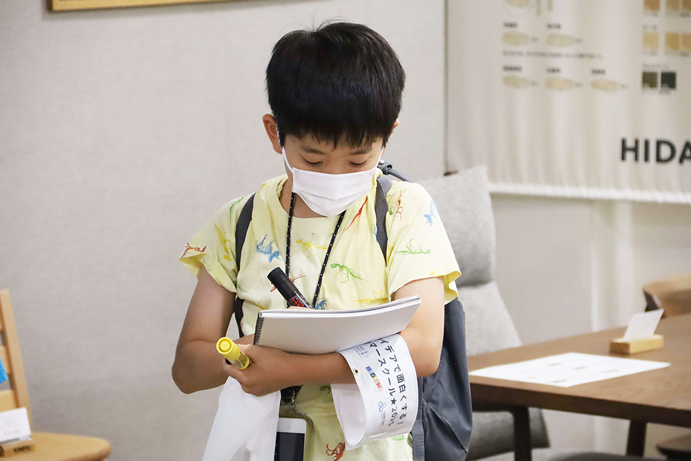 メモを取る子どもの画像