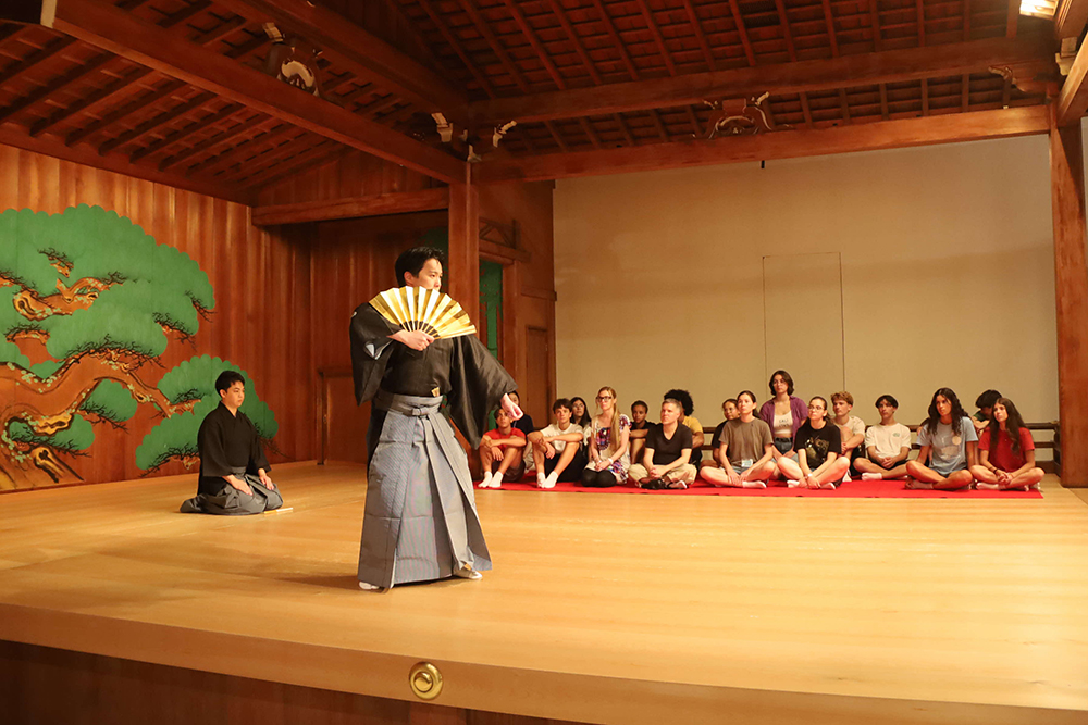 能を見学する写真