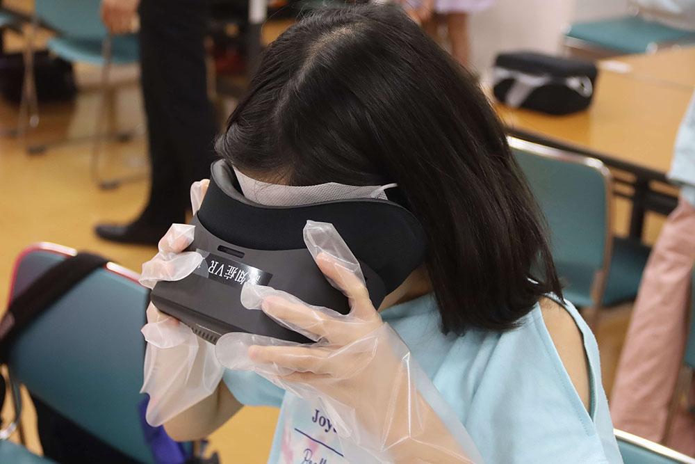 VR体験をする参加者の画像