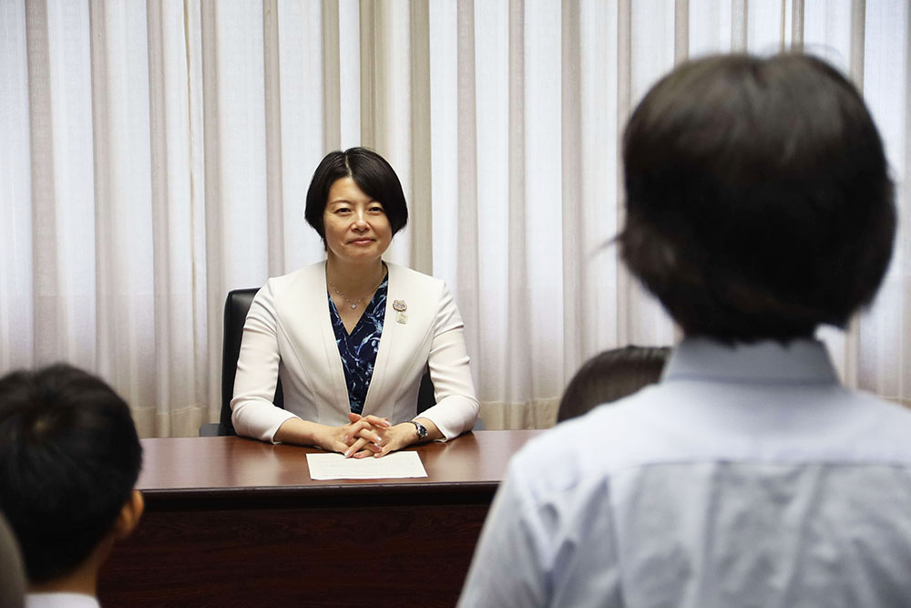 参加者の宣誓を聞く森澤区長の写真