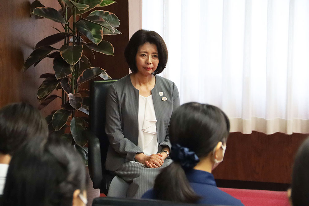 参加者の宣誓を聞く教育長の写真