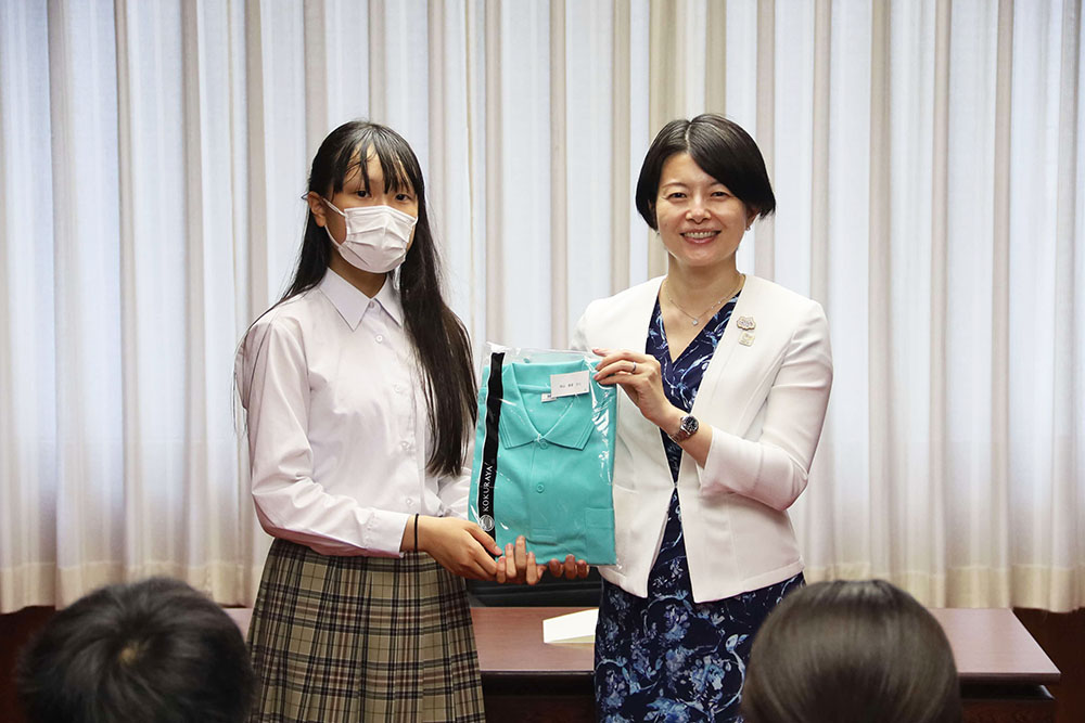 参加者代表に記念品贈呈をする森澤区長の写真