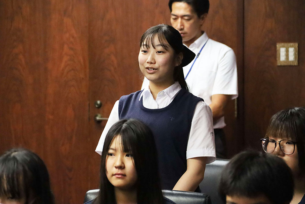 宣誓をする参加者の写真