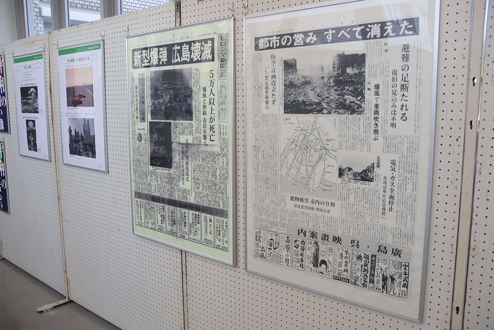 当時の新聞のパネルの画像