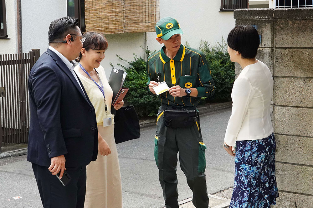配達員を労う区長の写真