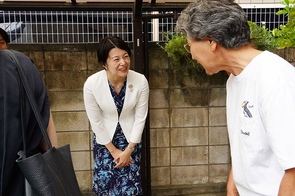 対象の高齢者と区長の写真