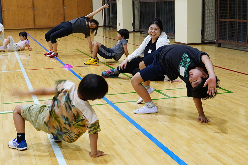 ストレッチをしている子どもたちの写真