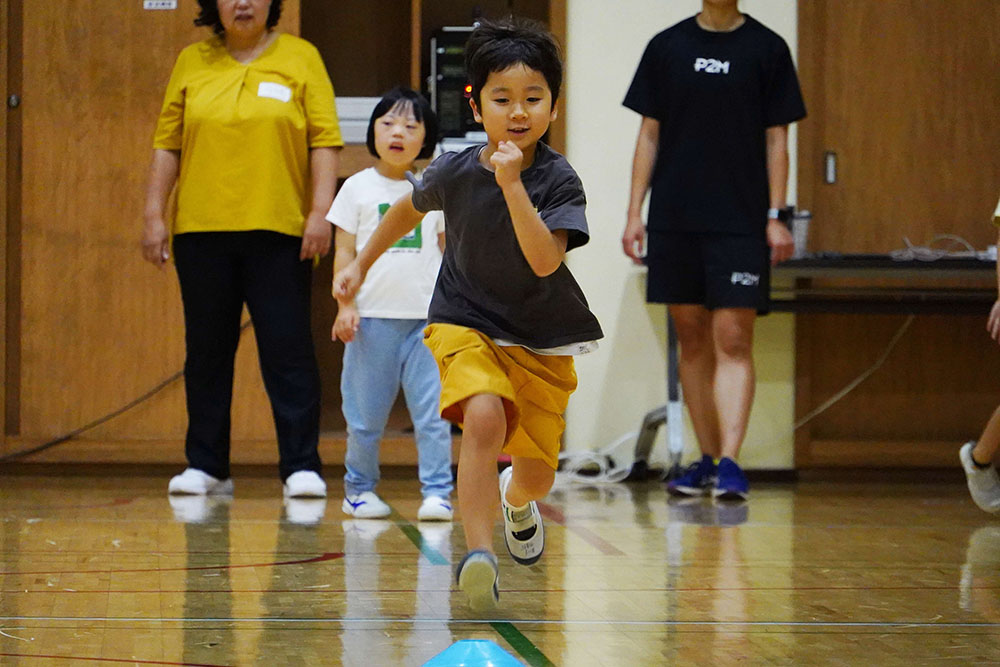 正しいフォームで走る子どもの写真