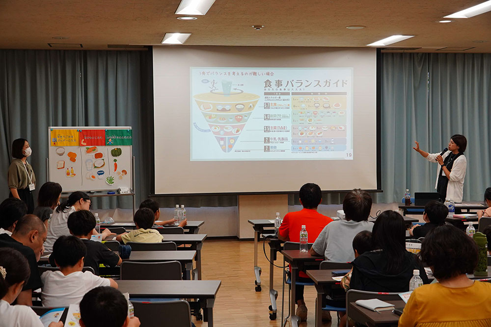 食事のバランスについて学んでいる様子