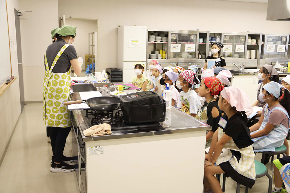 話を聞く参加者の画像