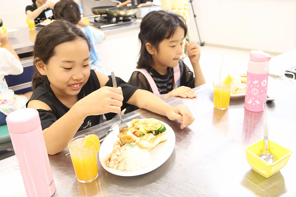 料理を食べる参加者の画像