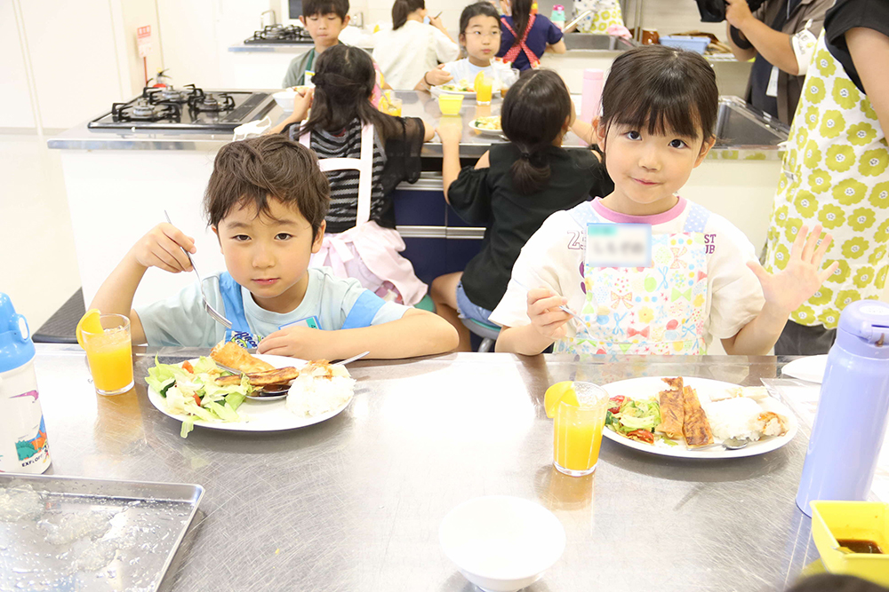 料理を食べる参加者の画像