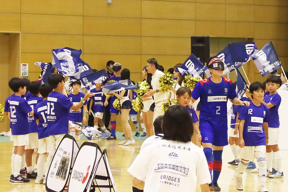 選手が入場する画像
