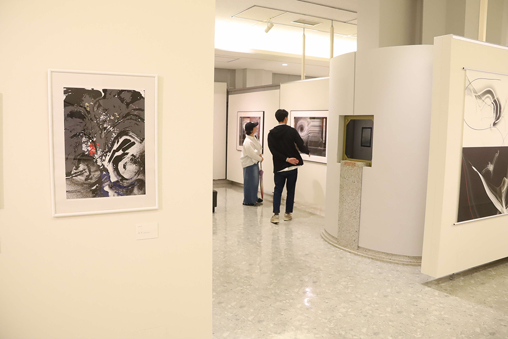 作品を見る来館者と作品の画像