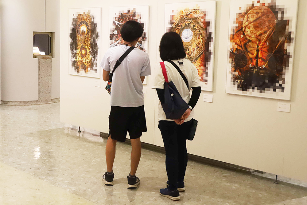 作品を見る来館者の画像
