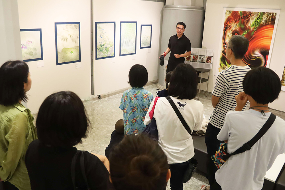 作品について説明する講師とワークショップ参加者の画像
