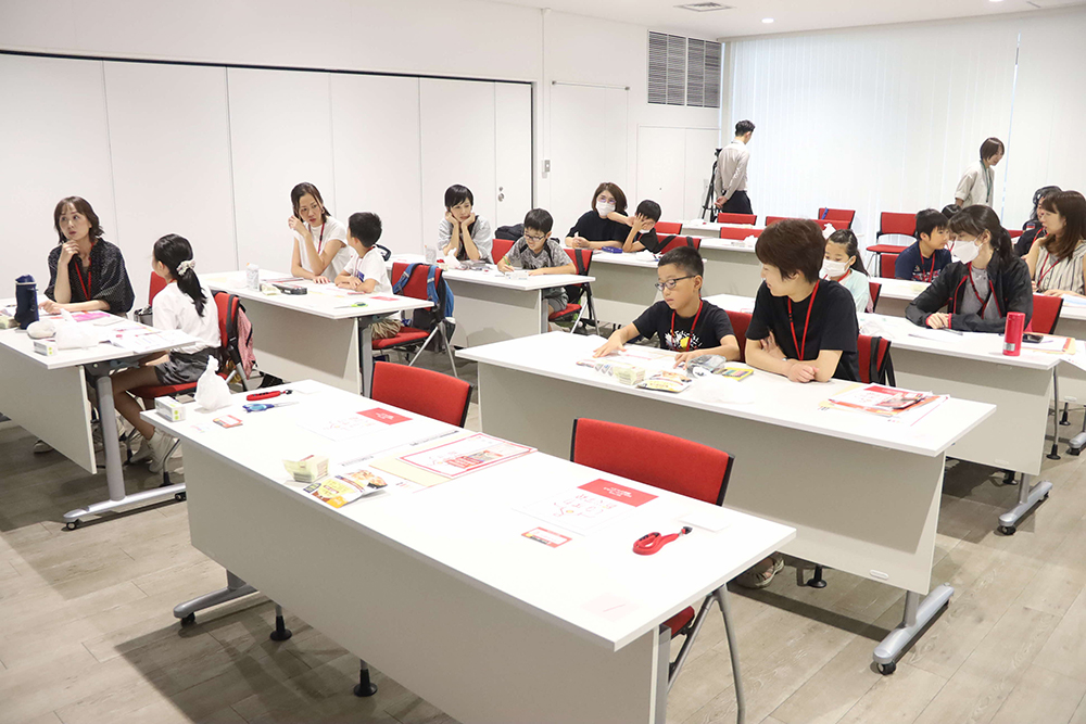 親子で話し合う画像