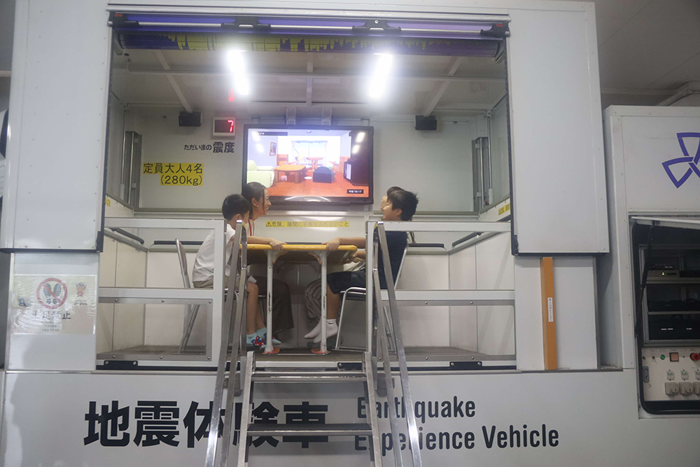 地震体験車の画像