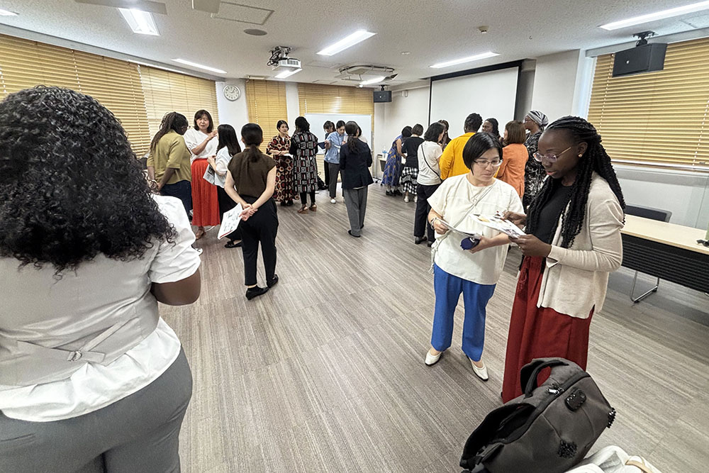 広がってそれぞれで意見交換をしている様子