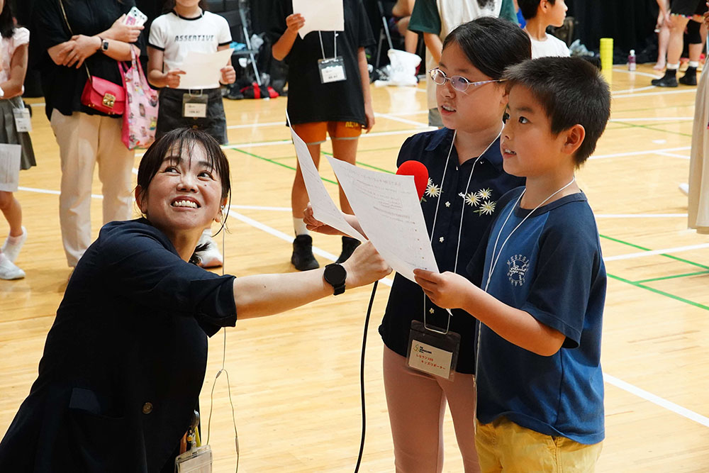 選手にインタビューをするキッズリポーターの画像