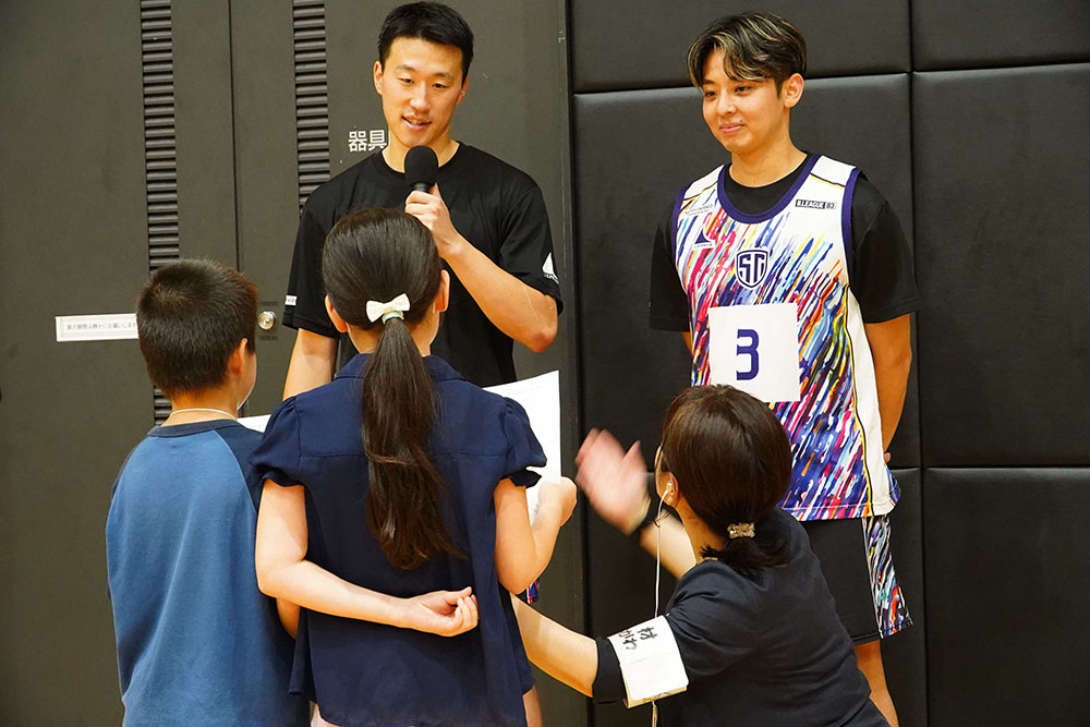 質問に答える選手の画像