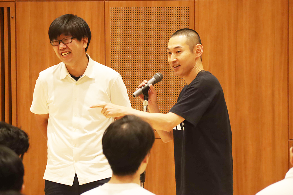 漫才を披露する芸人の画像